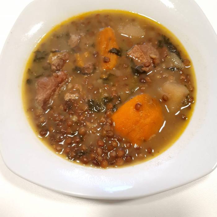 Plato de lentejas con costilla y boniato