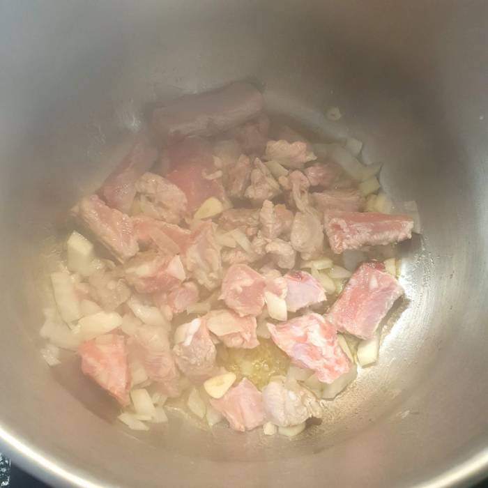 sofriendo las costillas con unos ajos