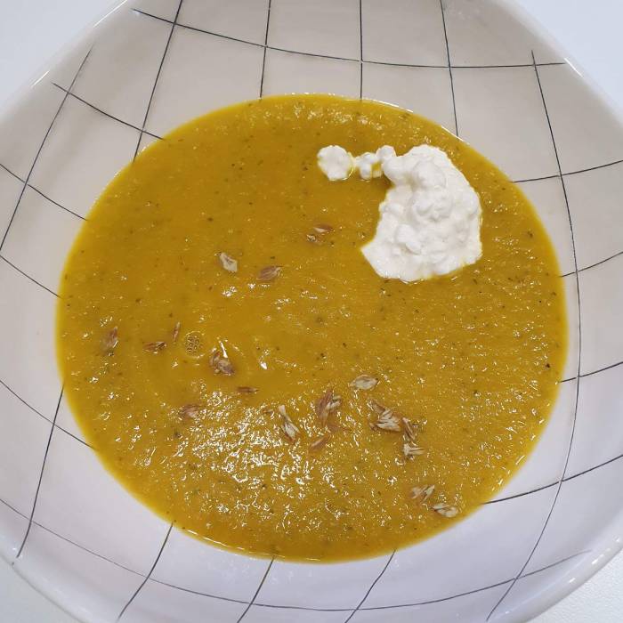Resultado final de crema de verduras añade queso cotage